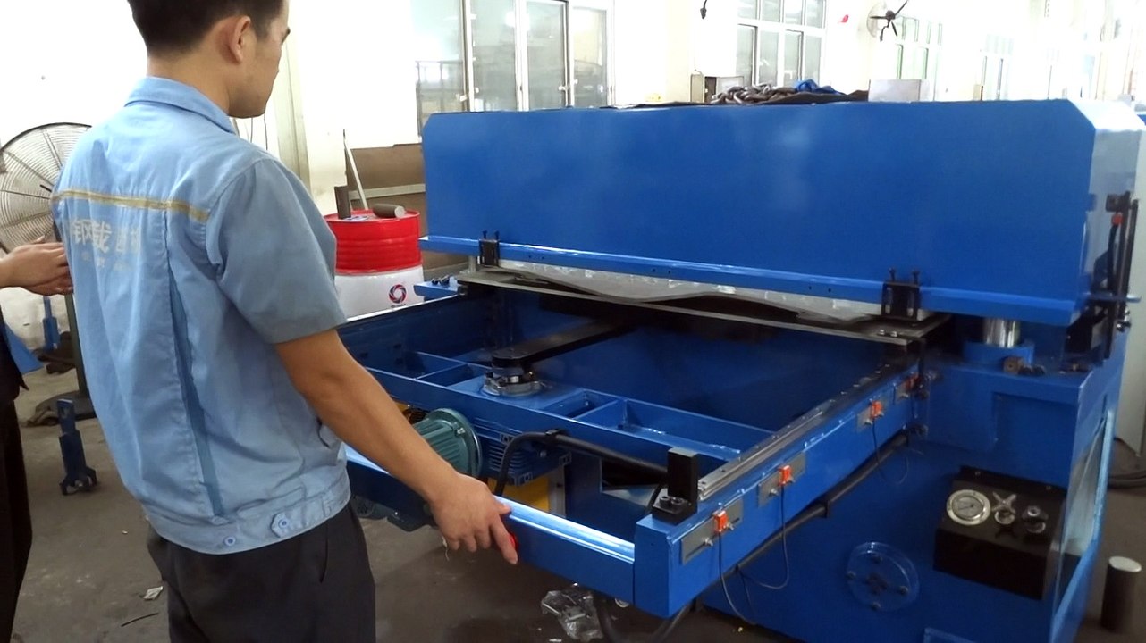 Foam cutting machine