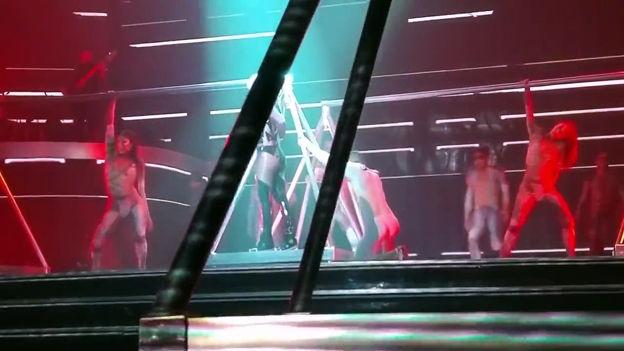 La fermeture éclair de la tunique de Britney Spears se brise en plein concert à Las Vegas