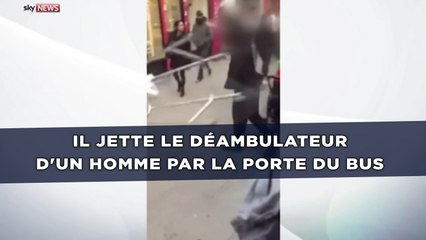 Il jette le déambulateur d'un homme par la porte du bus