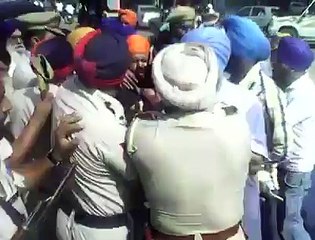 Video herunterladen: Jalandhar clashes in police and sikhs