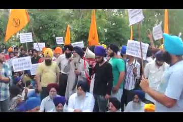 Télécharger la video: jammu protest against beadvi of guru granth sahib ji (4)