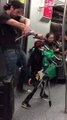 Marionnettiste Rockeur dans le métro chilien! Guns N' Roses style...