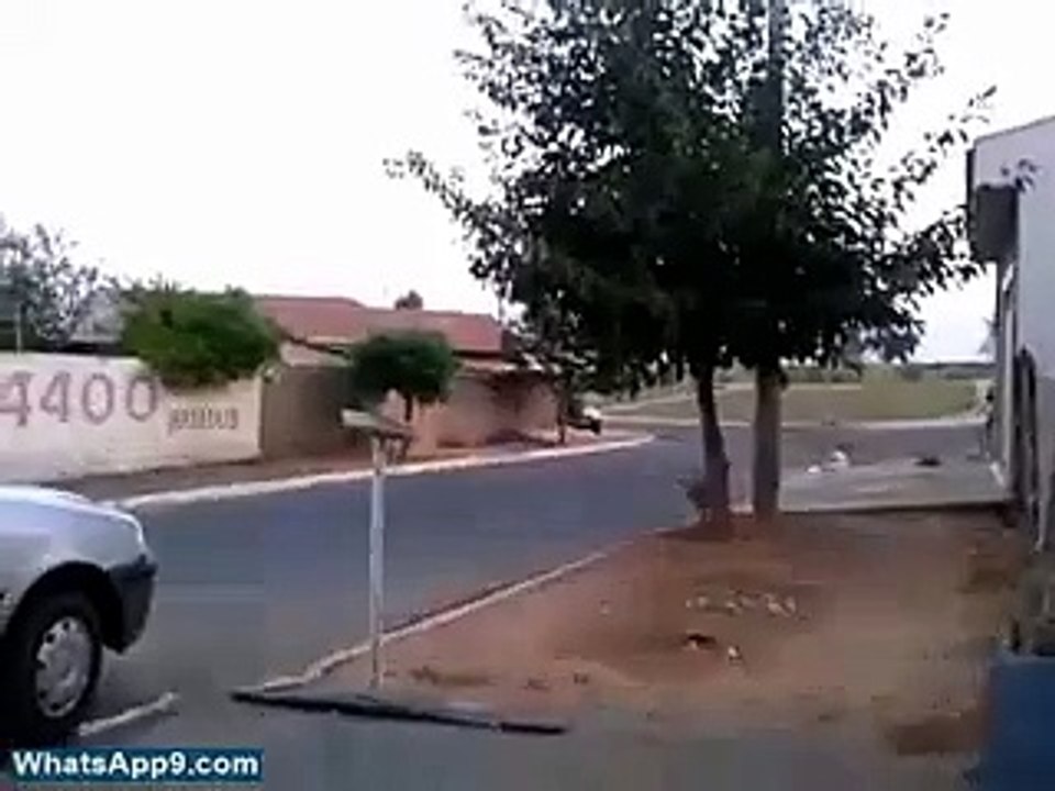 Little Prank On Funny Guy - 100 Ka Note Gir Gaya(whatsapp9.com) (1)