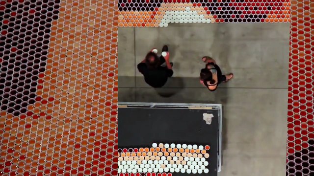 Ce qu'il a fait avec 66 000 verres remplis d'eau est tout simplement magnifique !