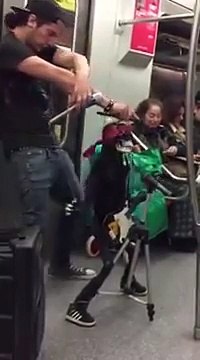 Marionnette squelette qui fait du Air Guitare sur du Guns N' Roses!