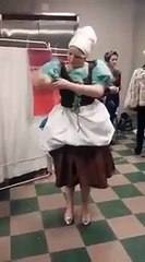 Elle se transforme en Cendrillon comme par magie !