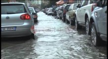 Përmbyten rrugët, një orë reshje intensive ndalon qarkullimin në Durrës