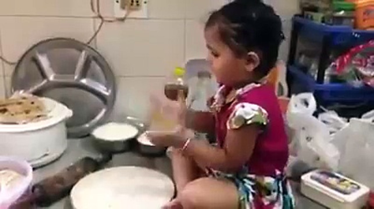 A baby chaild doing chapati