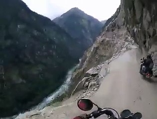 Des motards risquent leur vie sur des routes extrêmes en inde... Flippant