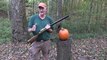 Un homme sculpte des Citrouilles pour Halloween avec son fusil