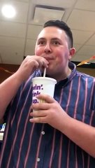 Ce gars fait du Dubstep avec une paille et un gobelet McDonald's... Dingue!!!