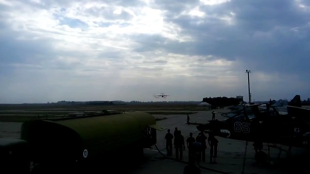 Avión con piloto bromista pasa a un palmo de cazas