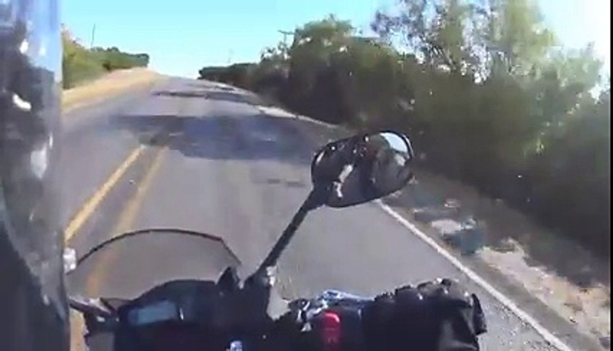 Une Voiture Percute Une Moto Qui Essaye De Le Dépasser Aux Etats-Unis