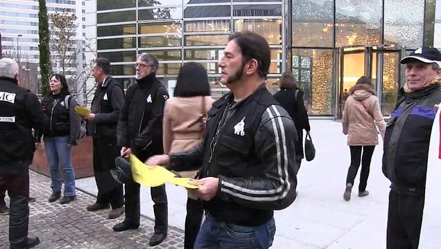 Contrôle technique moto : action coup de poing FFMC à la Défense