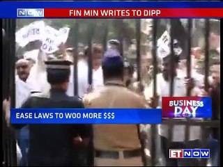 Download Video: Shiv Sena Workers Storm BCCI Office | Talks With PCB Postponed