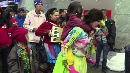 مهرجون في النمسا يدخلون البهجة على رحلة المهاجرين الكئيبة