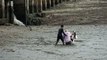 Des touristes coincés dans la boue, sauvés par un Thaïlandais