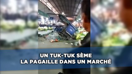 Un tuk-tuk sème la pagaille dans un marché