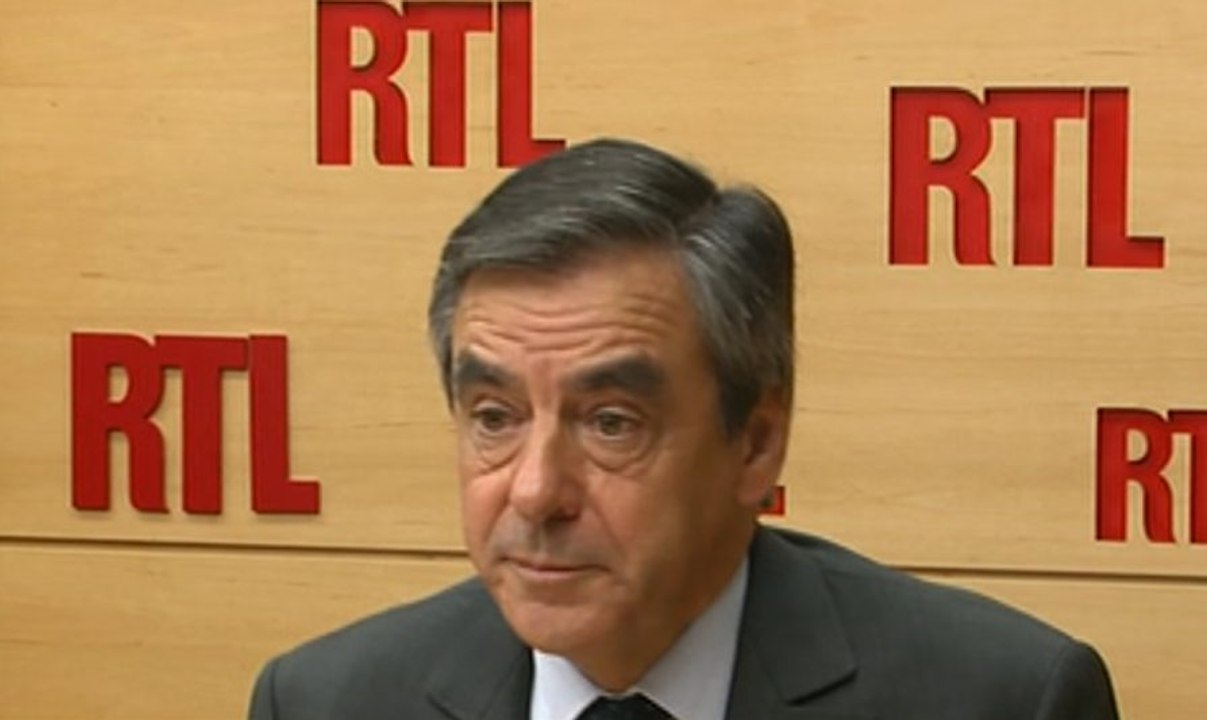 François Fillon : "François Hollande est un enfumeur" - ZAPPING ACTU DU 20/10/2015