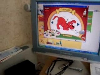 Julie 012 je joue à l'ordinateur