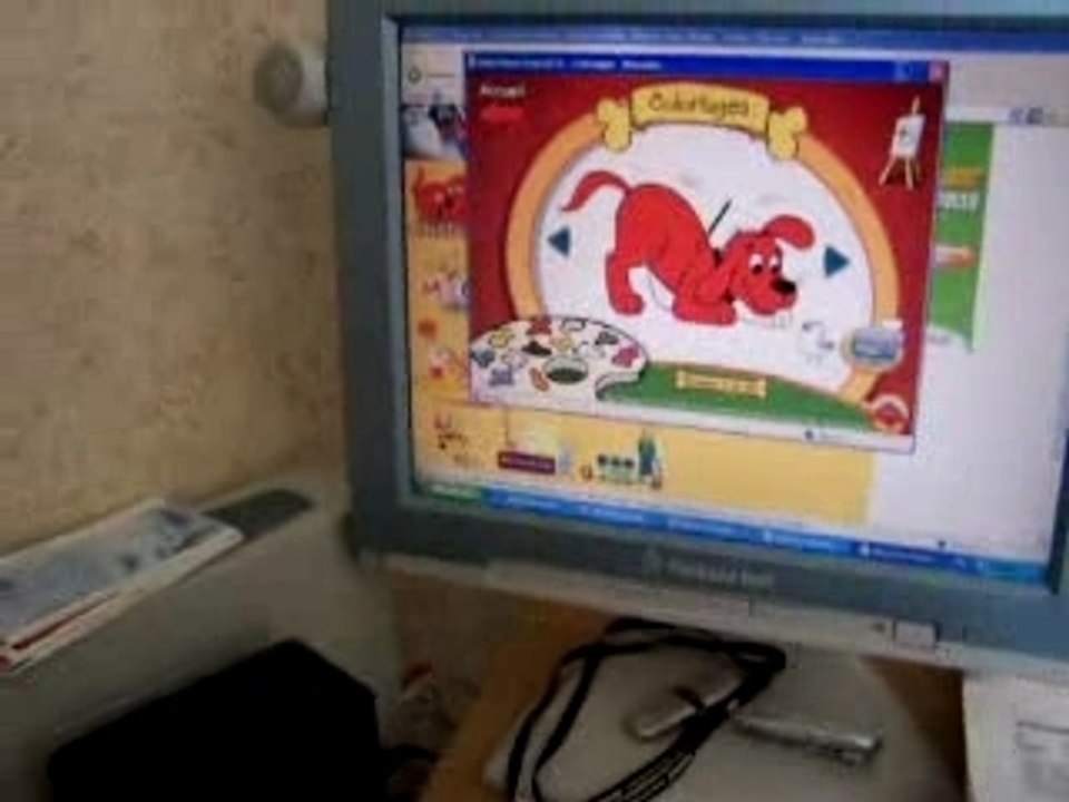 Julie 012 je joue à l'ordinateur