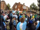 Des supporters déchaînés jouent au rugby dans les rues de Cardiff