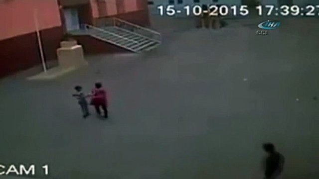 Bayrağı ’ya Allah’ diyerek yerine asmış