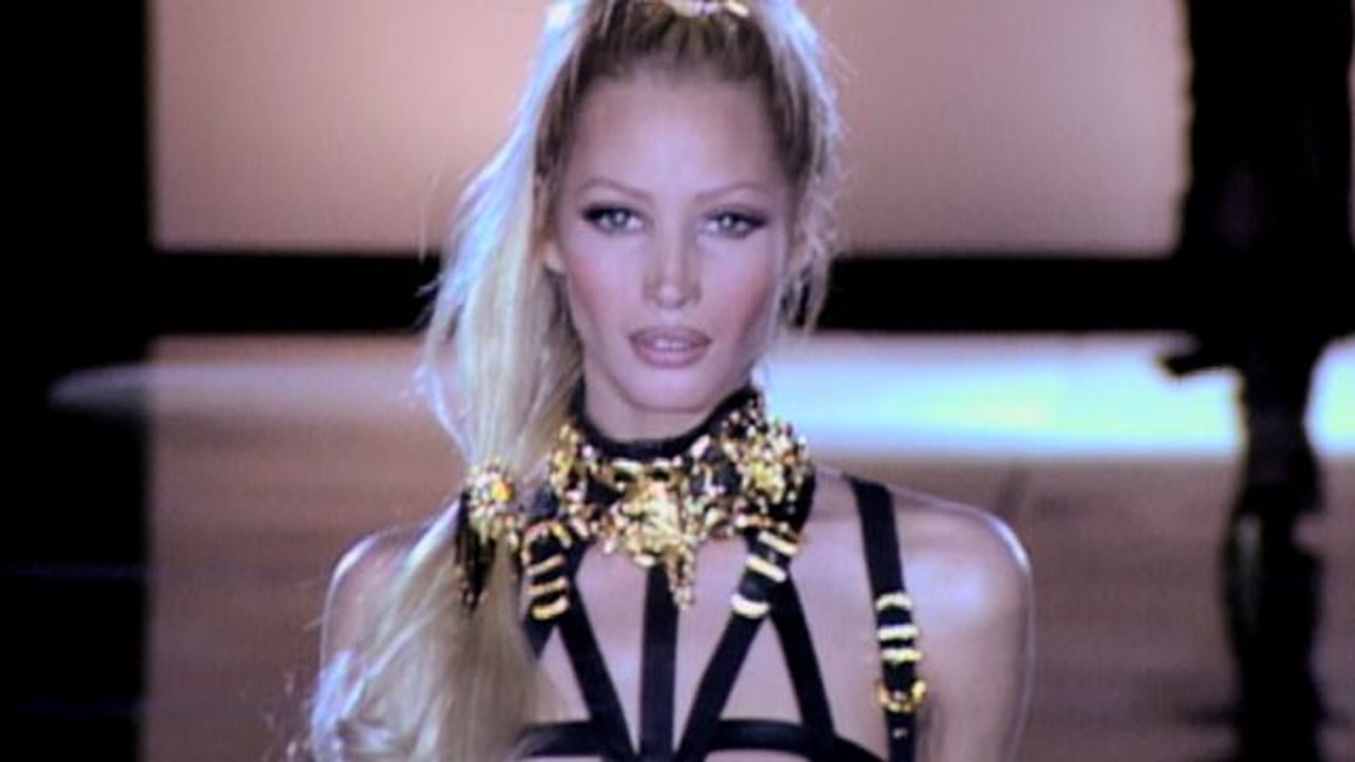 Hollywood Beschrijven Proficiat Throwback Thursdays with Tim Blanks - Gianni Versace's Fall 1992 "Miss S&M"  Show - video Dailymotion