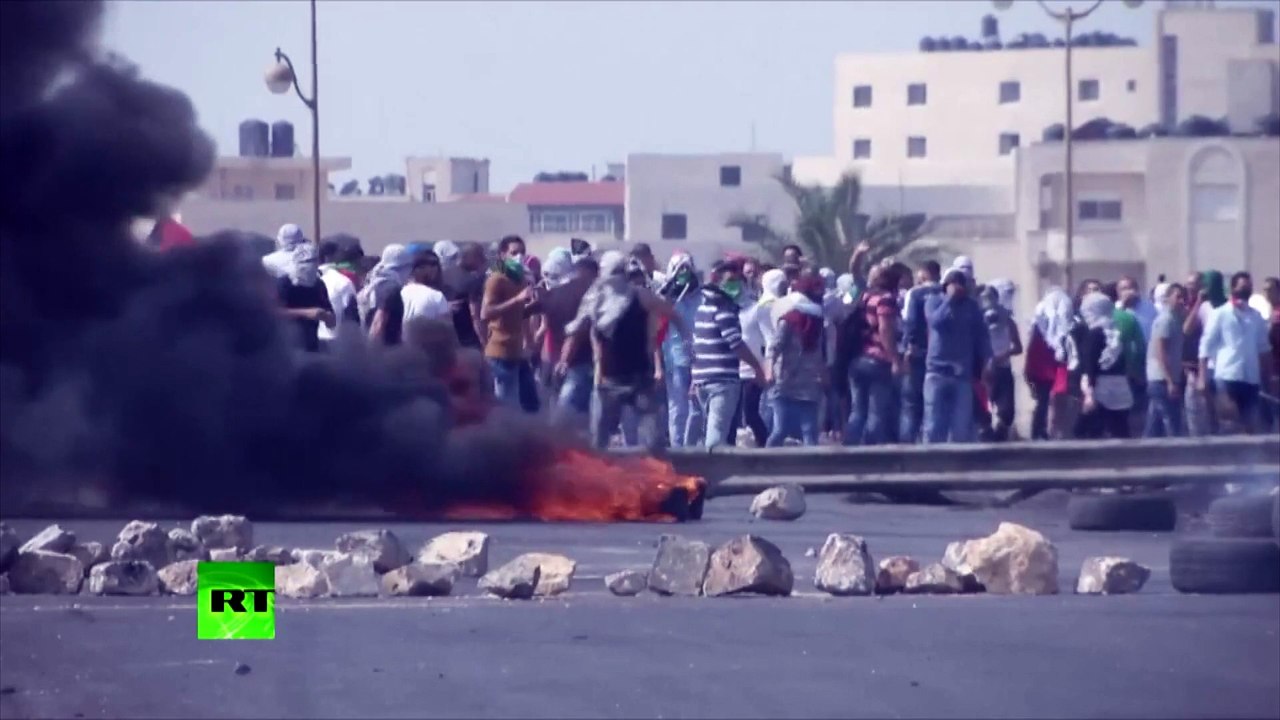 Des Palestiniens jettent des pierres contre Tsahal leur renvoie des gaz lacrymogènes