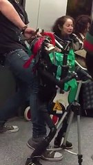 Dans un métro de Santiago, une marionnette reprend un tube du groupe Guns N' Roses