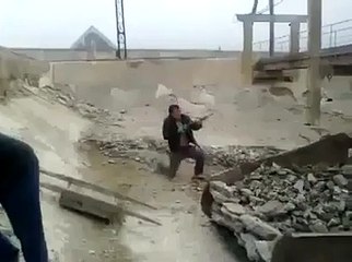 Beren Saat başından aşağı soğuk su dökerse - Funny videos - Komik videolar