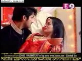 Swara Ki Sachchai jaan ne ke Baad Lakshya kar raha hai Swara se Chup chup kar Romance - 20 october 2015 - Swaragini