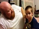 Babalarının hapşırmasını taklit eden ikizler - Funny videos - Komik videolar
