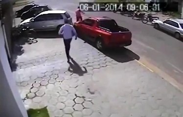 ATROPELLAN A LADRONES EN PLENO ROBO