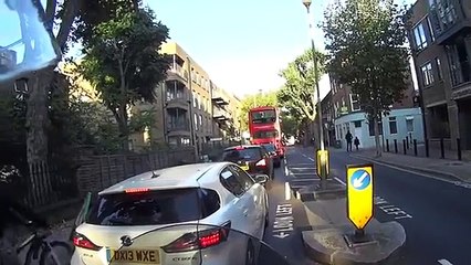 Un héros stoppe un voleur de segway et lui donne une leçon !