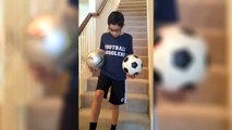 El niño malabarista con el balón, sube escaleras de espaldas
