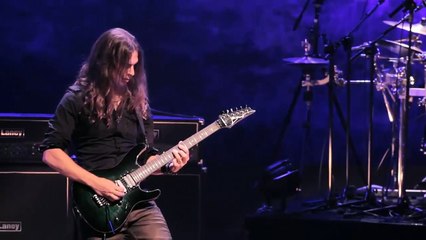 KIKO LOUREIRO - ESTILO DE GUITARRA