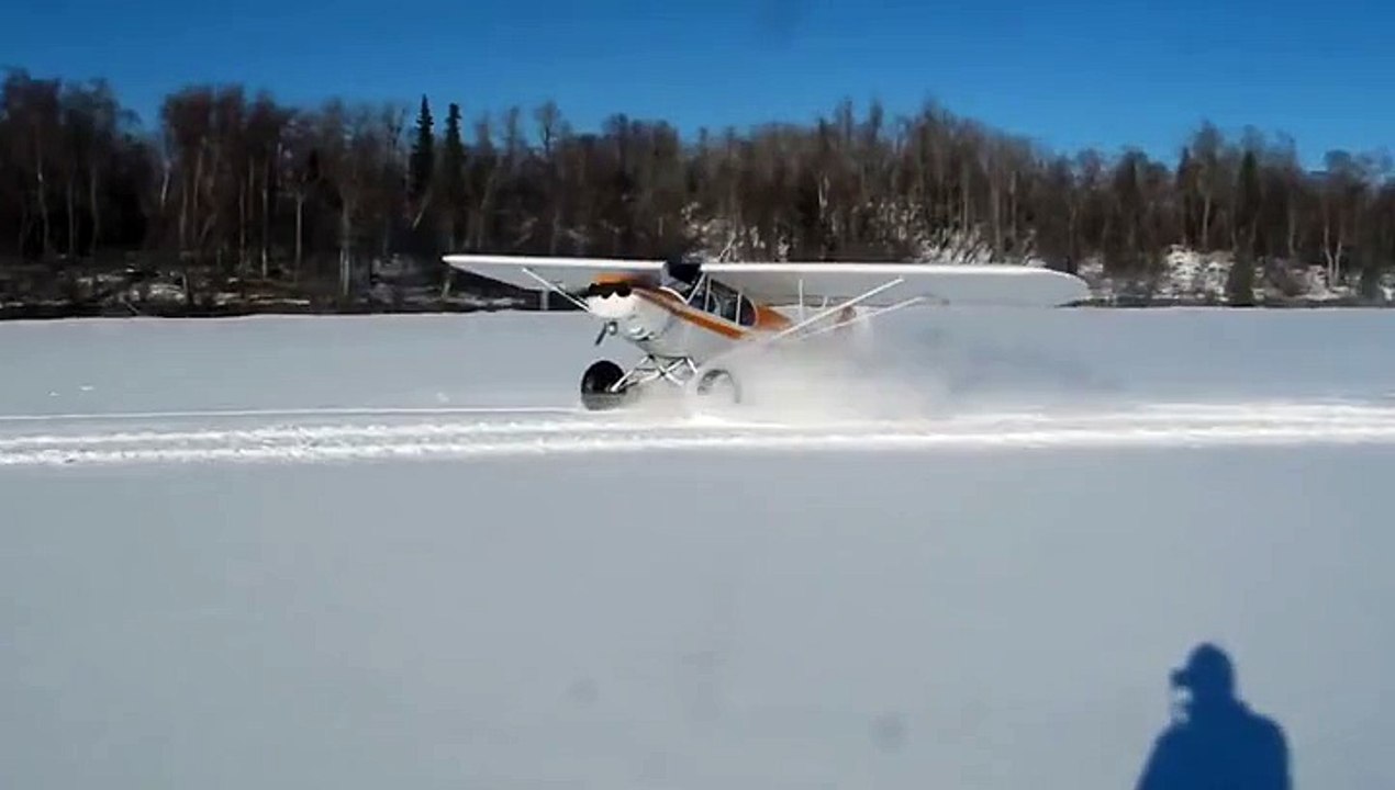Le pilote de cet avion va s'éclater sur un lac gelé puis ....