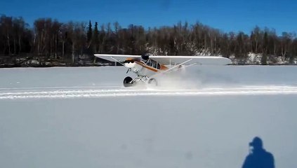 Le pilote de cet avion va s'éclater sur un lac gelé puis ....
