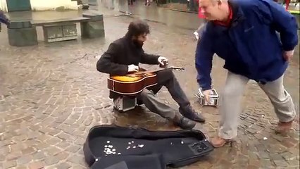 Уличный гитарист играет круто
