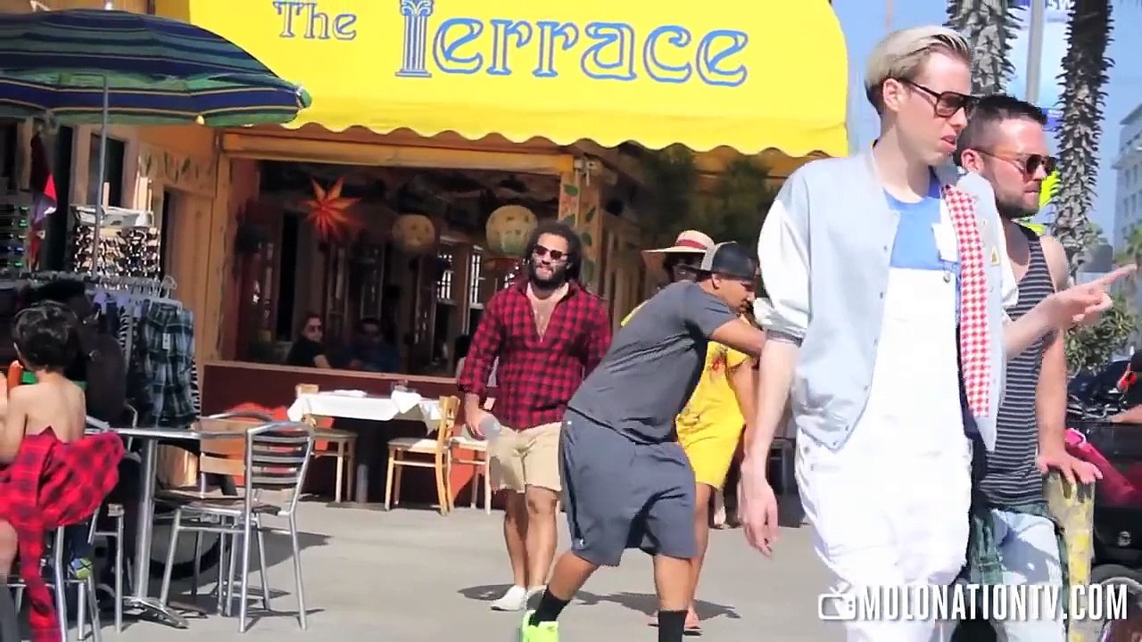 Expérience - Elle vole le porte monnaie d'un homme