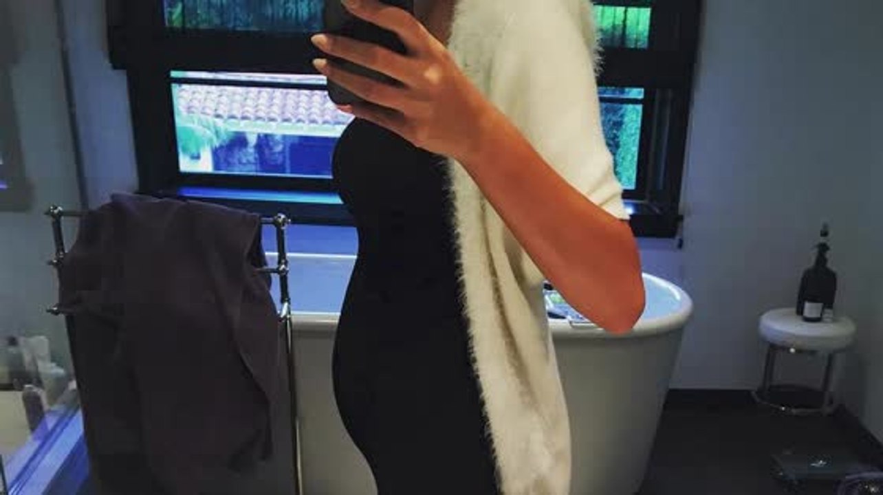 La embarazada Chrissy Teigen acaba con los rumores de gemelos