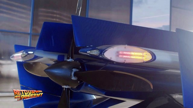 Retour vers le présent sur D8 - extrait de la voiture volante