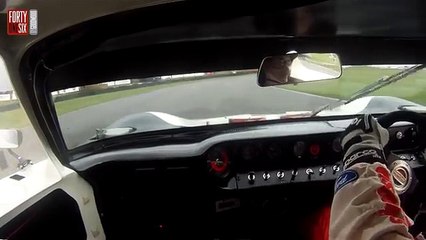 Ford GT40 completamente indomável em piso molhado!!!!