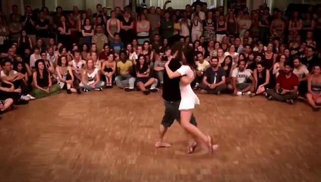 Он пригласил эту девушку на танцевальную площадку. То, что она выдала, — просто невероятно!!