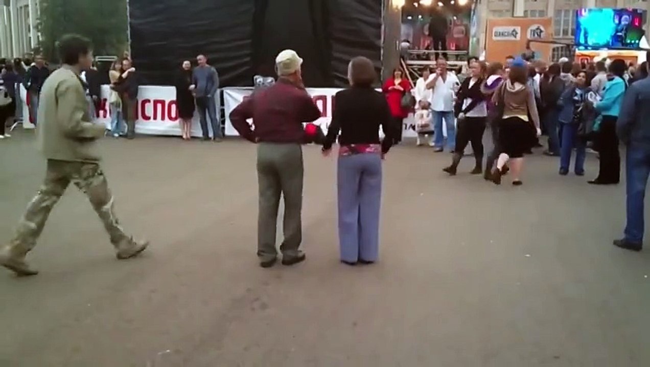 Есть такие бабки в 20 лет, от занудства их спасенья нет… А есть...