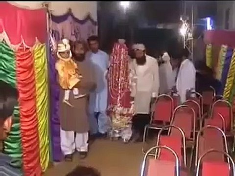Funny Accident in Pakistani Wedding! - funny Videos - Haha - دو لوگوں نے دلہے کو پکڑا ہوا تھا دلہا پھر بھی سٹیج سے گرگیا