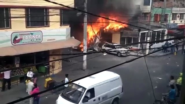 SHOCKING MOMENT: 5 killed as PLANE CRASHES in residential area of BOGOTA, COLOMBIA (Raw)