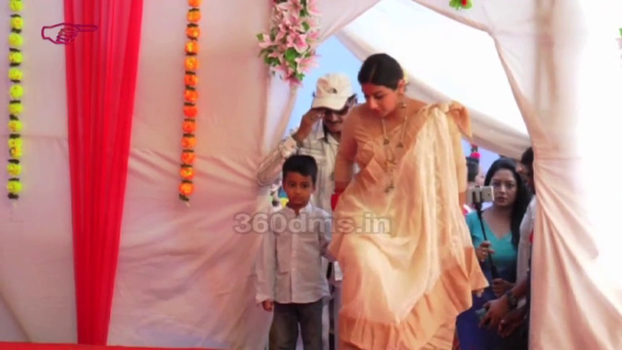 Bollywood actress Vidya Balan Celebrates Durga Puja | Navratri &Dussera Special 2015