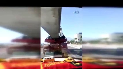 Otomobil TIR’ın dorsesinin altından geçti